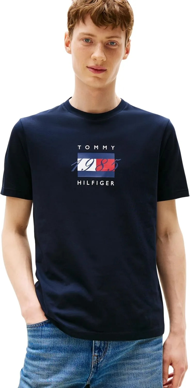 Tommy Hilfiger ▫️ Camiseta de manga curta para homem com padrão gráfico «Linear Flag», corte regular