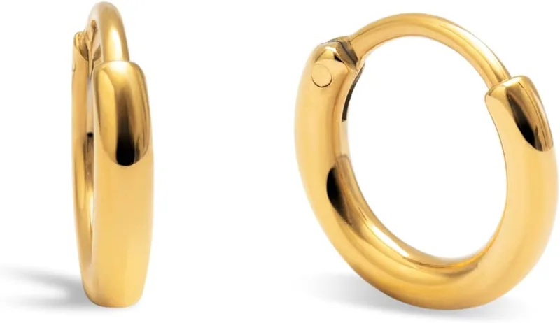 SINGULARU ▫️ Brincos para Mulher Maria L em Aço com Banho de Ouro | Aço resistente à água com banho de ouro de 18 quilates, que confere elegância no dia a dia, com um fecho de clique confortável.
