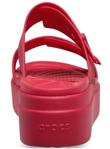 Crocs ▫️ Sandálias Brooklyn Buckle Low Wedge para mulher 3
