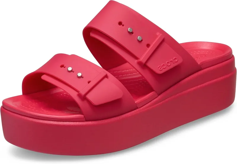 Crocs ▫️ Sandálias Brooklyn Buckle Low Wedge para mulher
