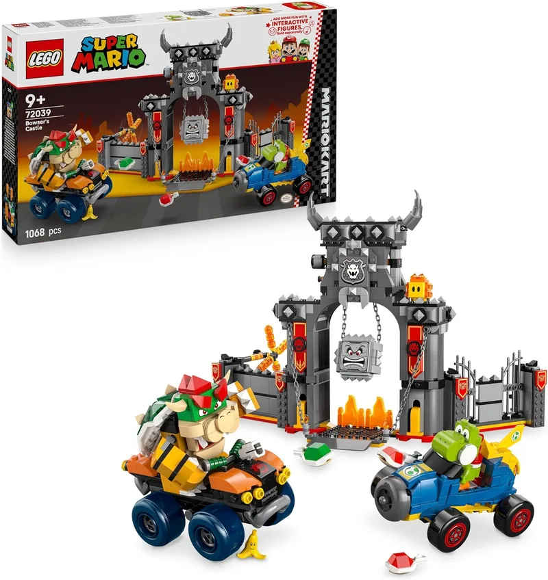 LEGO ▫️ Super Mario: Mario Kart - Castelo do Bowser - Jogo interativo com 2 carros de brincar e 4 figuras, incluindo o Yoshi - Prenda Nintendo para Rapazes e Raparigas a partir dos 9 anos 72039