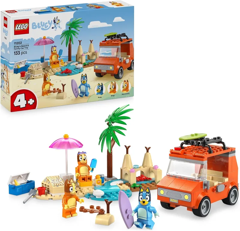 LEGO ▫️ Bluey: Passeio em Família à Praia de Bluey – 3 minifiguras, incluindo o Bingo e a Chilli – 2 pranchas de surf, castelo de areia e carro de brincar para montar – Presente para meninas e meninos a partir dos 4 anos 11202
