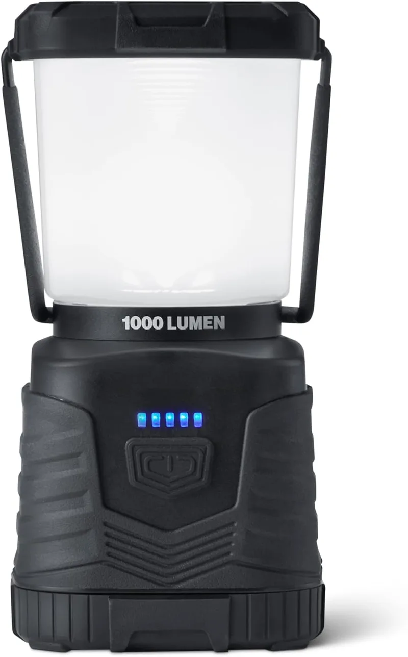 Amazon Basics ▫️ Lanterna LED de campismo com 4 modos de iluminação - Lanterna portátil de 1000 lúmenes com iluminação de 360° - Lanterna resistente à água - Pilhas não incluídas - Preto