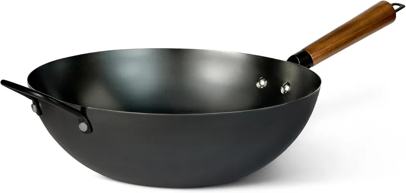 Amazon Basics ▫️ Wok em aço ao carbono pré-temperado com pega em madeira de acácia, compatível com todos os tipos de fogões, 32,0 cm