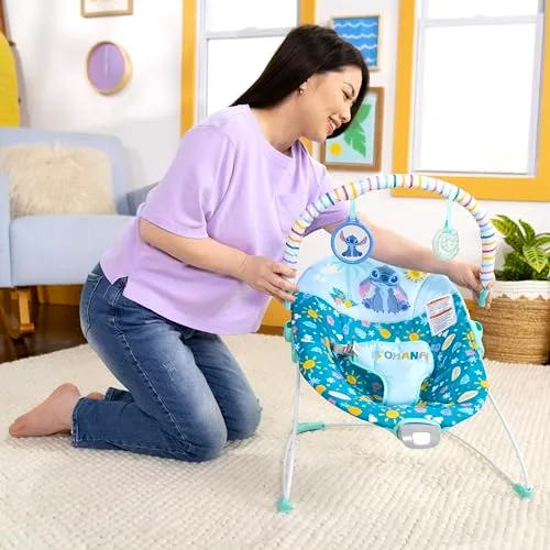 Bright Starts ▫️ Disney Stitch - Espreguiçadeira vibratória para bebé Ohana Paradise barra de brinquedos amovível, 2 brinquedos incluídos, para 0-6 meses 2