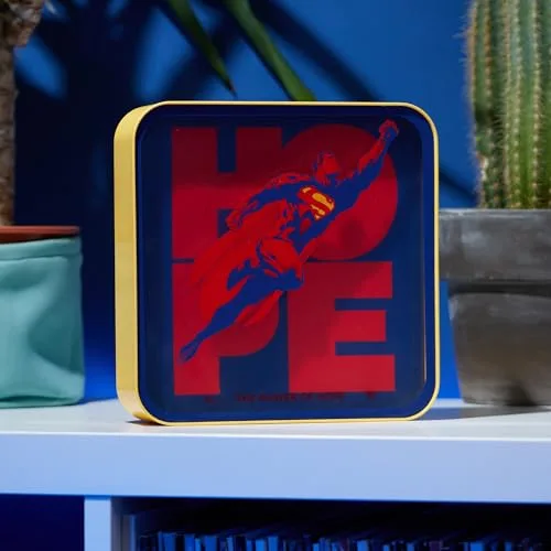 Numskull ▫️ Lâmpada de secretária e de parede Oficial do Super-Homem 2025 com logótipo em acrílico – Luz ambiente para quarto, escritório, casa, estúdio – Produto oficial da DC Comics 3