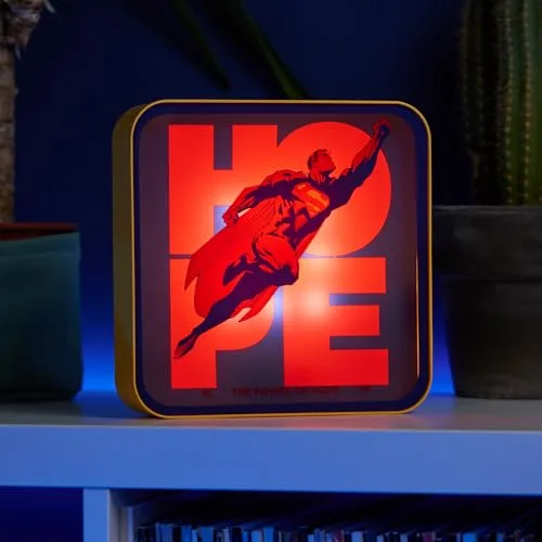 Numskull ▫️ Lâmpada de secretária e de parede Oficial do Super-Homem 2025 com logótipo em acrílico – Luz ambiente para quarto, escritório, casa, estúdio – Produto oficial da DC Comics 4