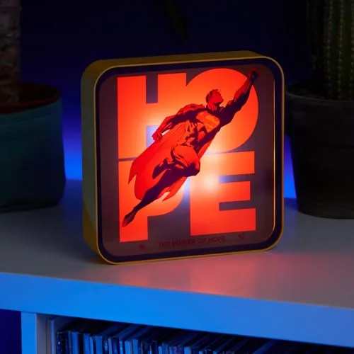 Numskull ▫️ Lâmpada de secretária e de parede Oficial do Super-Homem 2025 com logótipo em acrílico – Luz ambiente para quarto, escritório, casa, estúdio – Produto oficial da DC Comics 6