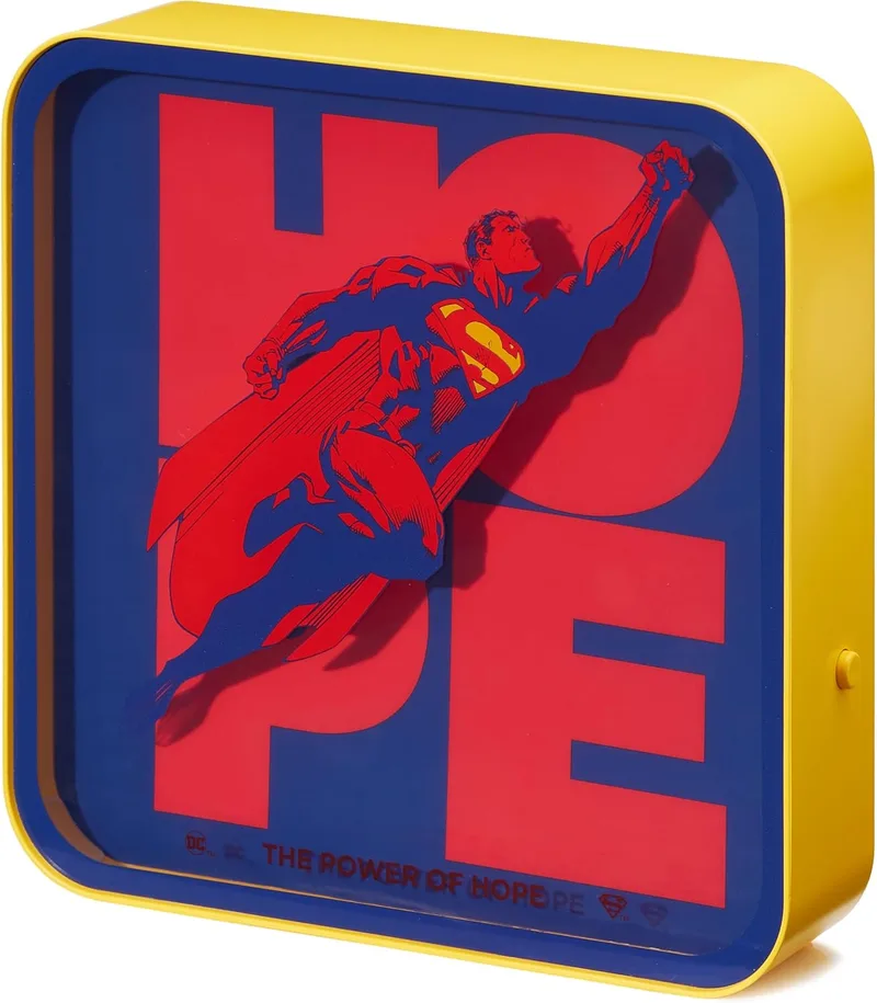 Numskull ▫️ Official Superman 2025 Desk and Wall Lamp with Acrylic Logo - Luz ambiente para o quarto, escritório, casa, estudo - Merchandising oficial da DC Comics
