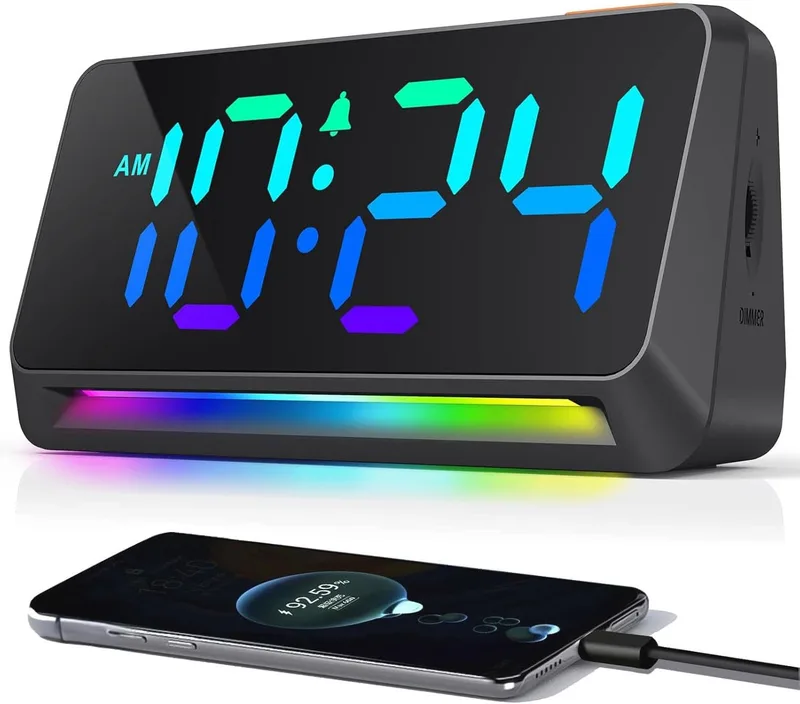 YsyYey ▫️ Despertador digital com números grandes, despertador digital com ecrã RGB, relógio digital adicional com brilho ajustável, alarme potente, despertador com ficha e luz noturna, porta de carregamento