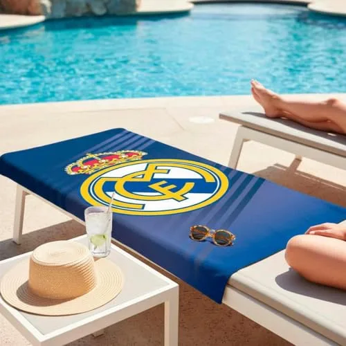CERDÁ LIFE'S LITTLE MOMENTS ▫️ Toalha do Real Madrid – Toalha oficial com design exclusivo, emblema e cores do clube, ideal para a praia, piscina, casa de banho ou desporto, um acessório prático para os adeptos de futebol 7