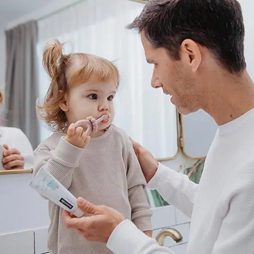 SUAVINEX ▫️ Pasta de dentes para bebés e crianças com 1000 ppm de flúor, desde o primeiro dente até aos 6 anos, sem glúten, previne a cárie e cuida das gengivas, com xilitol e água do mar, gel dentífrico com sabor a morango, 50 ml 2