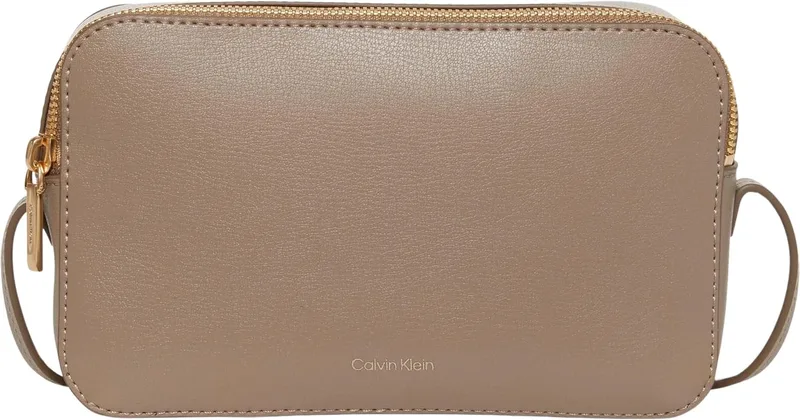 Calvin Klein ▫️ Mala a tiracolo para mulher, com logótipo «Elongated Camera Bag» e fecho de correr