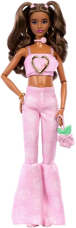 Boneca Barbie Deluxe Style n.12 com top curto de ganga cor-de-rosa e calças de ganga largas a condizer com estampado rosa, cabelo castanho ondulado e acessórios como uma bolsa e jóias, JJN72