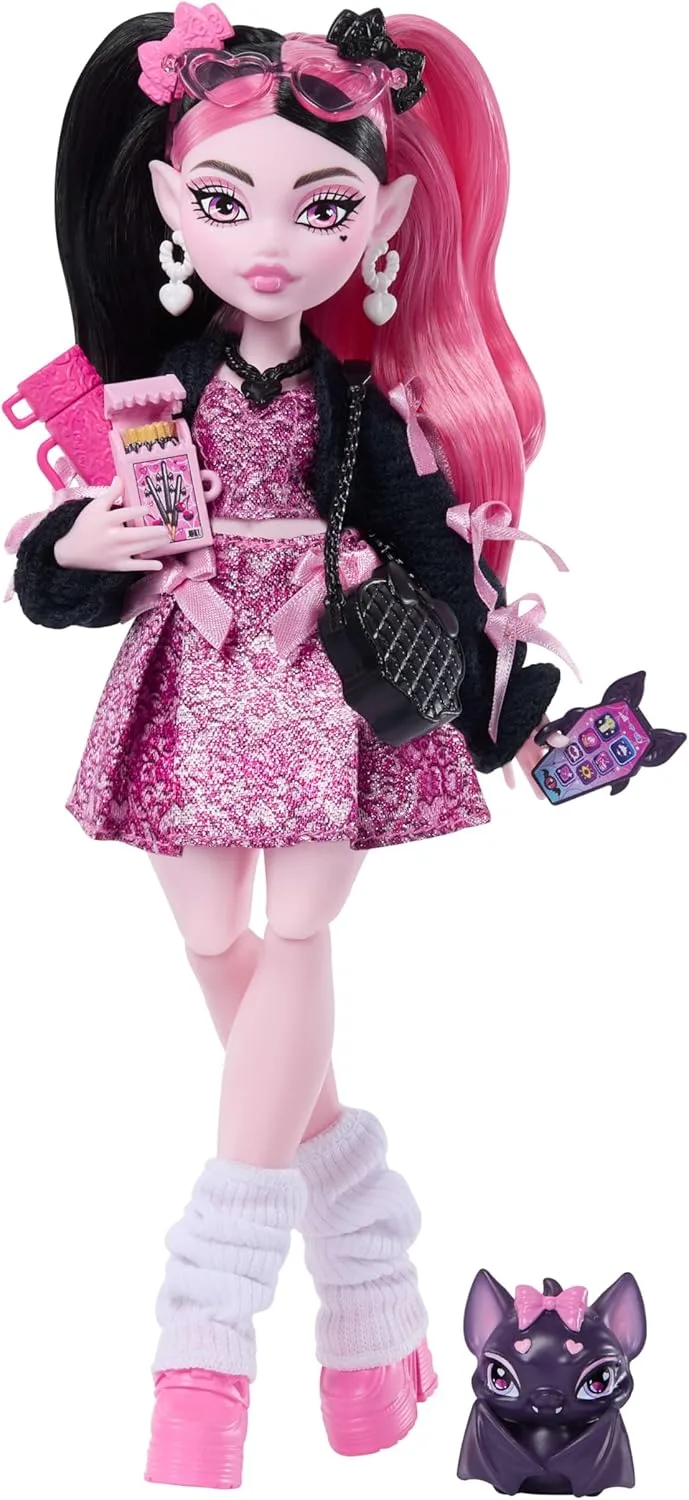 Monster High ▫️ Boneca Draculaura com vestido cor-de-rosa com laço e casaco de malha preto, conta com o fabuloso morcego mascote e 7 acessórios, como ramen, batom e bolsa, JHK29