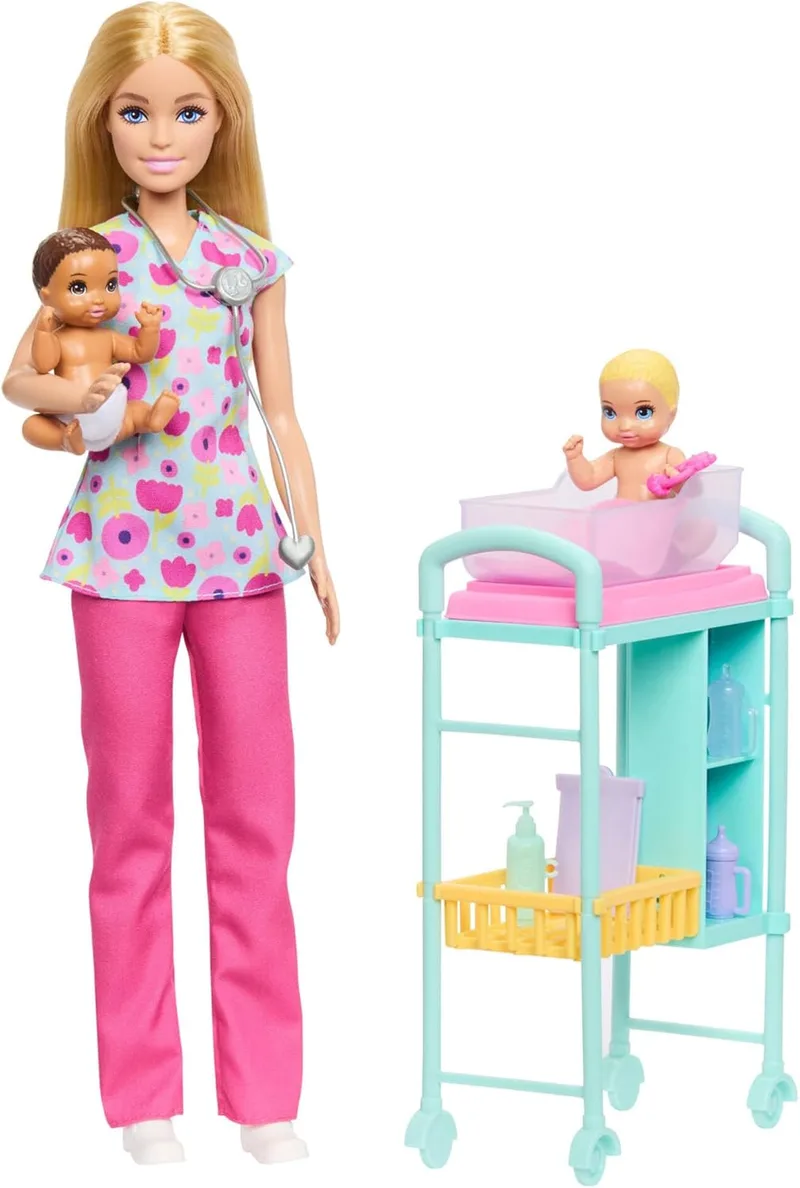 Conjunto de bonecas pediatras Barbie Professions com cabelo louro e vestido com bata, 2 bonecas bebés, mesa de exame e acessórios, JMK12