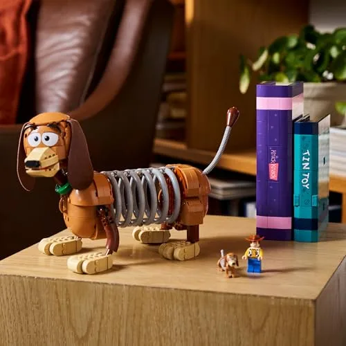 LEGO ▫️ Disney e Pixar Toy Story: Suporte para livros do Slinky - Modelos para adultos de dachshund - Decoração para estantes - Minifigura do Woody e figura de cão salsicha - Presente para fãs - 43301 5
