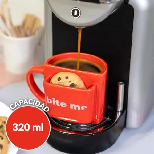 Fisura ▫️ Caneca original para oferecer «Bite me». Caneca de chá vermelha com bolso para bolachas. Caneca divertida para o pequeno-almoço. Caneca moderna para o pequeno-almoço. Capacidade de 316 ml 3