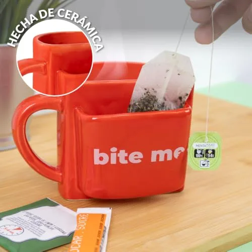Fisura ▫️ Caneca original para oferecer «Bite me». Caneca de chá vermelha com bolso para bolachas. Caneca divertida para o pequeno-almoço. Caneca moderna para o pequeno-almoço. Capacidade de 316 ml 4