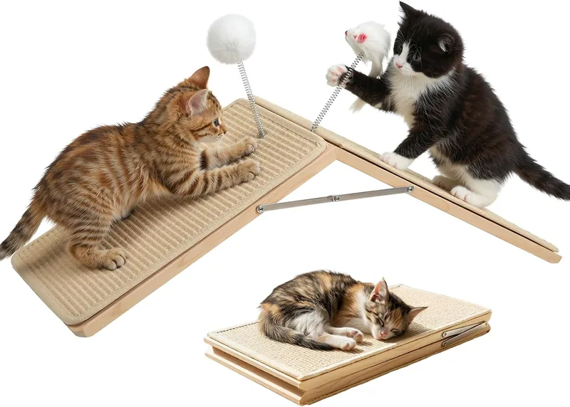 Tivray ▫️ Arranhador para gatos, rampa de sisal para arranhar, tabuleiro de madeira dobrável para arranhar com 2 brinquedos de peluche com mola, rampa triangular para gatinhos que protege os móveis, tapete antiderrapante