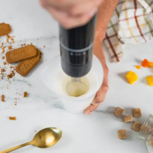 Ufesa ▫️ Batedeira de Mão Mars 1200 W, Controlo de Velocidade Variável, Função Turbo, 4 Lâminas de Alta Eficiência, Aço Inoxidável, Design Ergonómico, Proteção contra Salpicos, Copo de 700 ml, Picador de 500 ml e Batedor 4