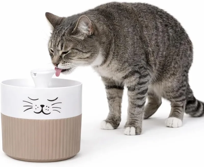 Flamingo ▫️ Beberouro para gatos e cães - Mali redondo, cor taupe e branco - design exclusivo - 2 L - plástico - bomba super silenciosa com desligamento automático - filtro de carvão ativado - indicador luminoso