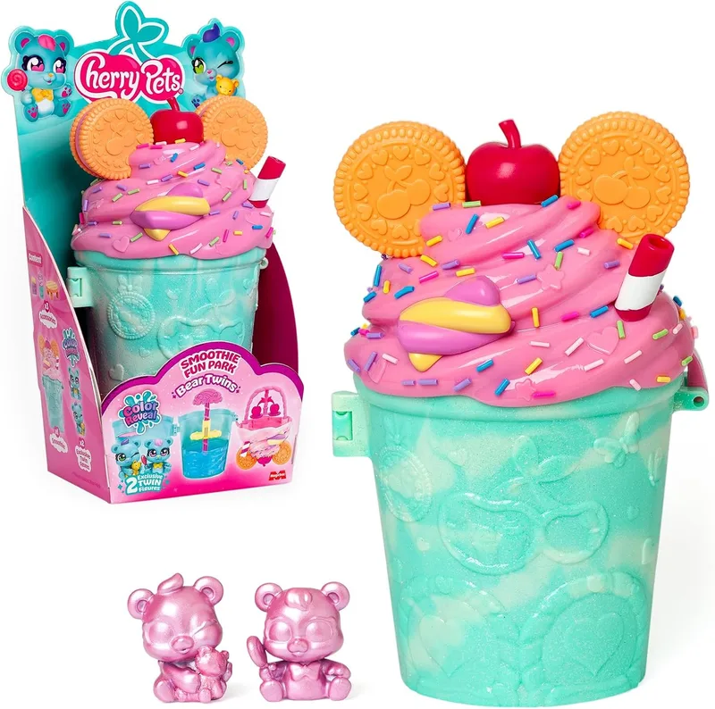 Cherry Pets ▫️ Smoothie Fun Park Bear Twins. Smoothie Fun Park Bear Twins: Inclui 1 Smoothie, 2 figuras exclusivas "Color Reveal" e 3 acessórios.