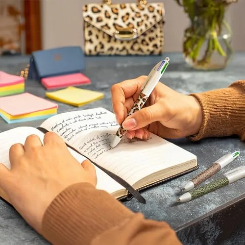 BIC ▫️ Coleção Leopardo e Tipp-Ex – 8 unidades: canetas esferográficas de ponta média (1,0 mm), sublinhador de ponta biselada e fitas corretoras (6 m x 5 mm) com desenhos aleatórios. 6