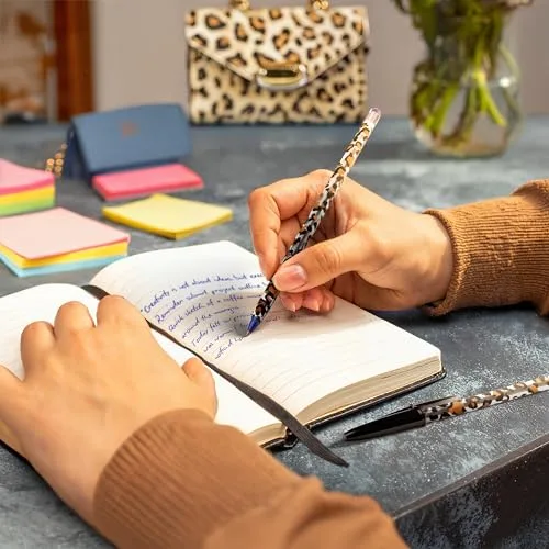 BIC ▫️ Coleção Leopardo e Tipp-Ex – 8 unidades: canetas esferográficas de ponta média (1,0 mm), sublinhador de ponta biselada e fitas corretoras (6 m x 5 mm) com desenhos aleatórios. 7