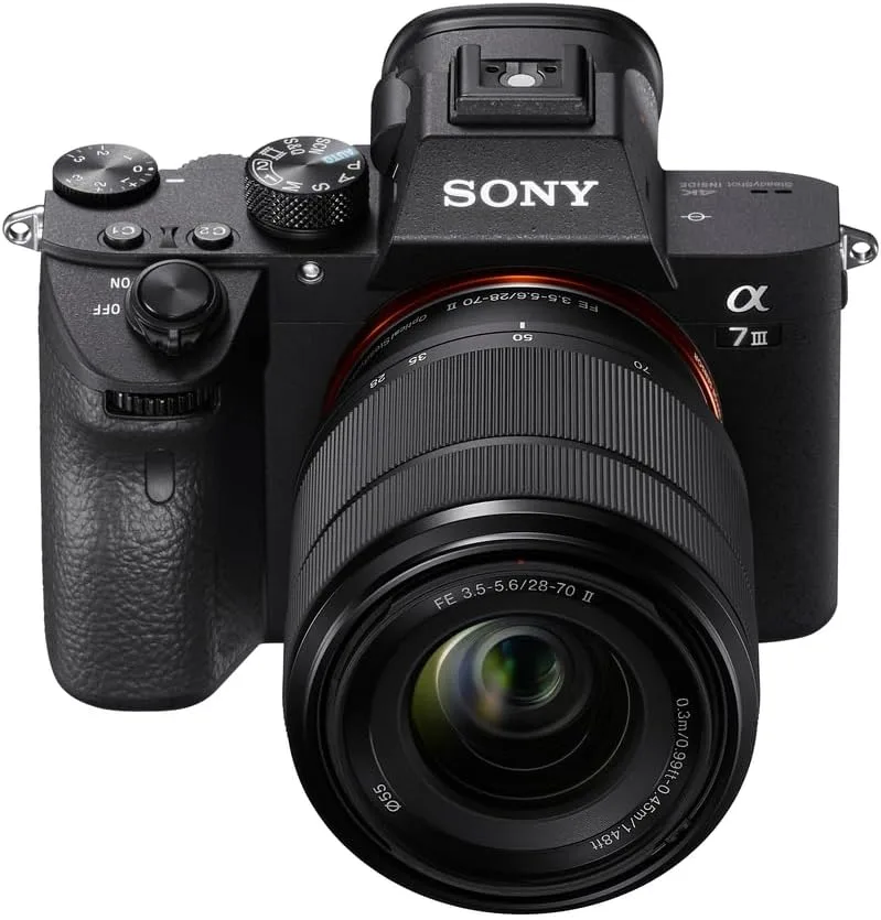 Sony ▫️ Câmara sem espelho Alpha 7 III (Full-Frame) com objetivo de 28-70 mm, 24,2 MP, 10 fps, estabilização de 5 eixos e focagem automática precisa, ideal para fotografia versátil e vídeo em 4K, preta