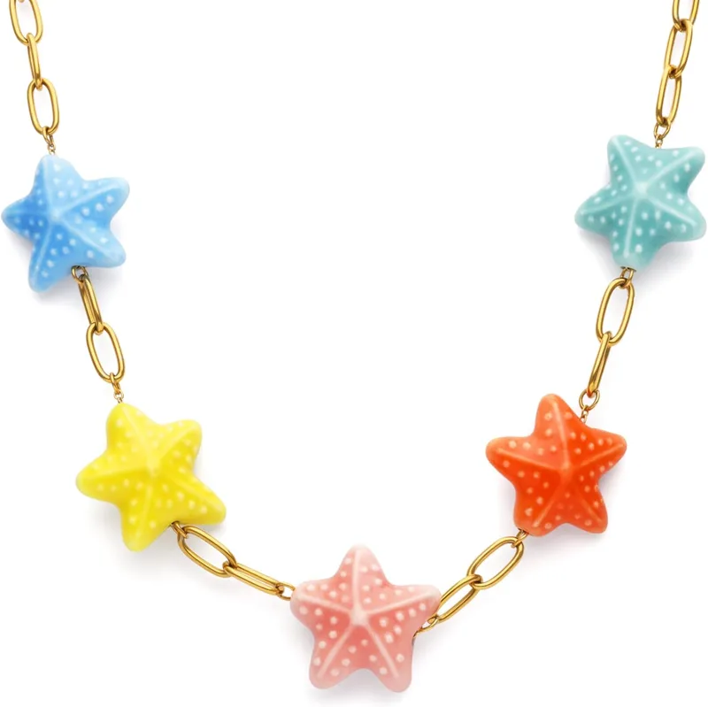 SINGULARU ▫️ Colar para Mulher Starfish Chic, Cor Aço com Banho de Ouro | Aço resistente à água com banho de ouro de 18 quilates e estrelas de cerâmica multicoloridas.